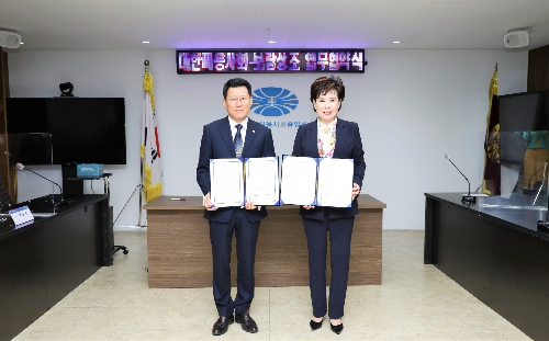 ▲ 김기태(좌) 보람상조라이프 대표와 이선심 대한미용사회중앙회 회장이 업무협약식 후
기념촬영을 하는 모습.ⓒ보람상조