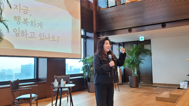 ▲ 정신건강의학 전문의 오은영 박사가 지난 22일 SK이노베이션 구성원을 상대로 강연을 진행했다. 사진은 강연을 진행하는 오 박사. ⓒSK이노베이션 제공