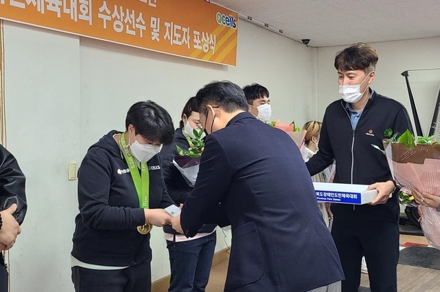 ▲ 한화큐셀 장애인스포츠단이 22일 청주종합운동장 내 훈련장에서 제42회 전국장애인체육대회 수상 선수 및 지도자 대상 포상식을 열었다. ⓒ한화큐셀 제공