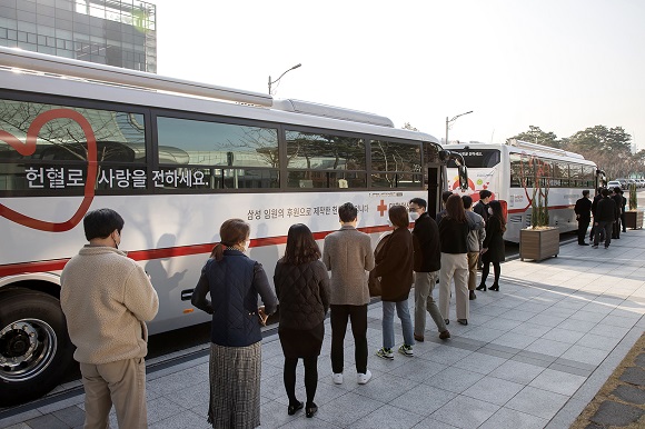 ▲ 삼성 임직원들이 수원 삼성디지털시티에서 삼성 임원 기부로 제작된 신형 헌혈버스에 올라 헌혈에 참여하고 있는 모습.ⓒ삼성