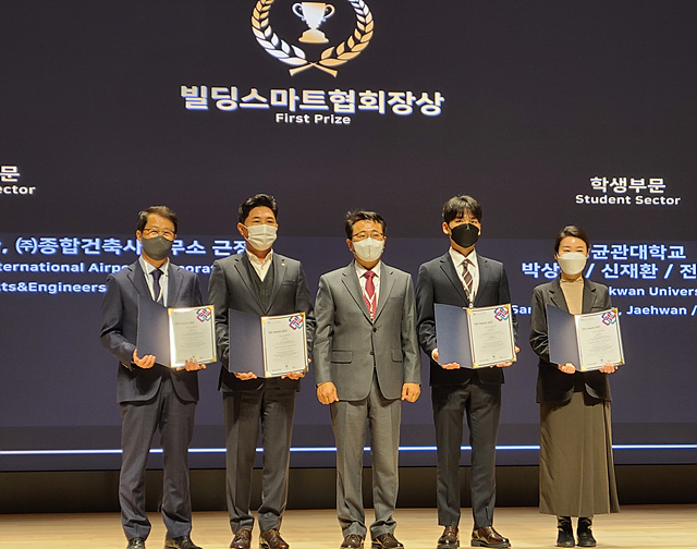 ▲ 김창복 한화 건설부문 상무(왼쪽 두번째)가 'BIM AWARDS' 최우수상 수상 후 기념촬영을 하고 있다. ⓒ한화 건설부문