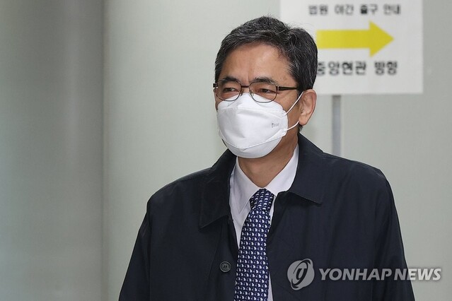 ▲ 대장동 개발사업에 도움을 주고 뇌물을 수수한 혐의로 기소된 곽상도 전 국민의힘 의원이 23일 오전 서울 서초구 서울중앙지법에서 열리는 1심 속행공판에 출석하고 있다. ⓒ연합뉴스