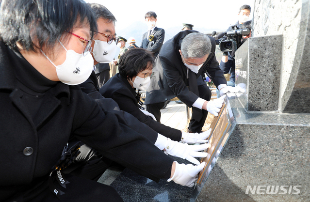 ▲ 23일 대전시 유성구 국립대전현충원에서 열린 연평도 포격전 12주년 전투영웅 추모 및 전승기념식에서 故 서정우 하사와 문광욱 일병의 유가족들이 전사자 흉상 부조 조형물을 어루만지고 있다. ⓒ뉴시스