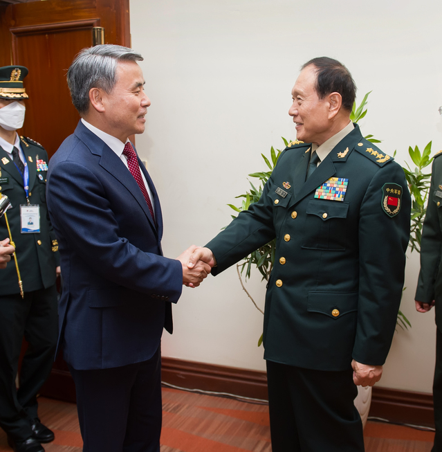 ▲ 이종섭 국방부장관이 23일(현지시간) 캄보디아 시엠립에서 웨이펑허 중국 국방부장과 만나 양자회담을 갖고 악수를 나누는 모습. ⓒ국방부