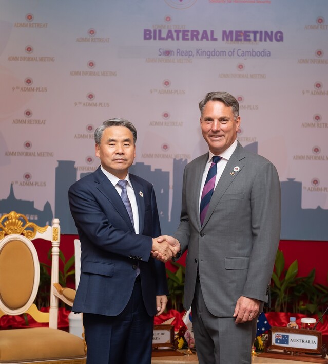 ▲ 이종섭 국방부장관이 22일(현지시간) 오전 캄보디아 시엠립에서 리처드 말스 호주 부총리 겸 국방부장관과 양자회담을 개최하고 악수하는 모습. ⓒ국방부