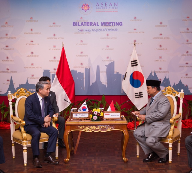 ▲ 이종섭 국방부장관이 22일(현지시간) 오후 캄보디아 시엠립에서 프라보워 수비안토 인도네시아 국방장관과 양자회담을 개최하고 역내 안보정세 및 양국 국방현안에 대해 논의하는 모습. ⓒ국방부