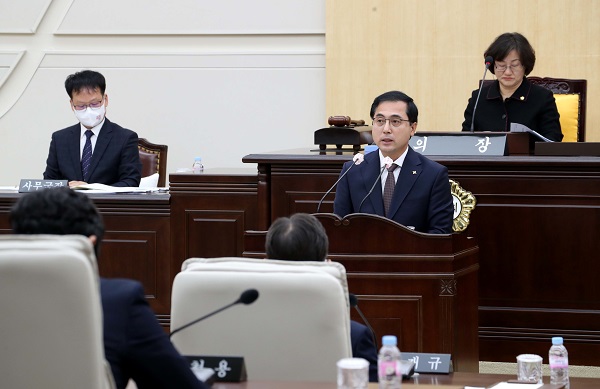 ▲ 박희조 대전 동구청장이 23일 민선 8기 첫 시정연설을 통해 내년도 동구 예산안의 핵심은‘민생’에 있음을 강조했다.ⓒ대전 동구