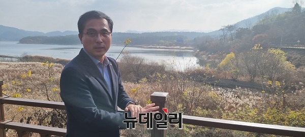 ▲ 대청호에서 기자와 만난 박희조동구청장.ⓒ김경태 기자
