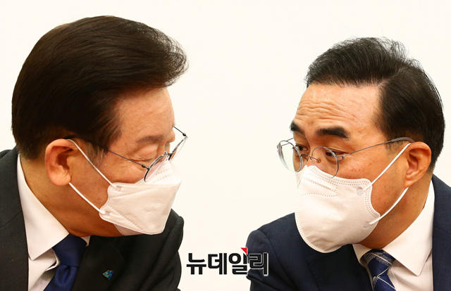 ▲ 이재명 더불어민주당 대표와 박홍근 원내대표가 23일 국회에서 열린 최고위원회의에서 대화를 나누고 있다.ⓒ이종현 기자