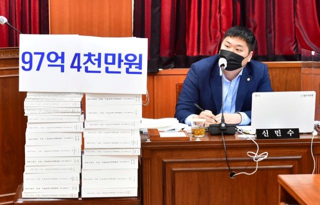▲ 청주시의회 더불어민주당 신민수 의원이 23일 열린 청주시 주택토지국의 행정사무감사에서 자신의 자리 옆에 자료를 잔뜩 쌓아 놓고 기존 설계비 매몰에 대한 책임을 추궁하고 있다.ⓒ청주시의회