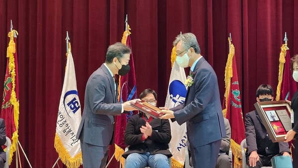 ▲ 맥키스컴퍼니 조웅래 회장을 대신해 김규식사장이 23일 서천국민체육센터에서 열린 ‘2022 충남도지체장애인의 날 기념식 및 한마음대회’에서 ‘자랑스러운 충남 장애인복지 공로대상’을 수상했다.ⓒ맥키스컴퍼니