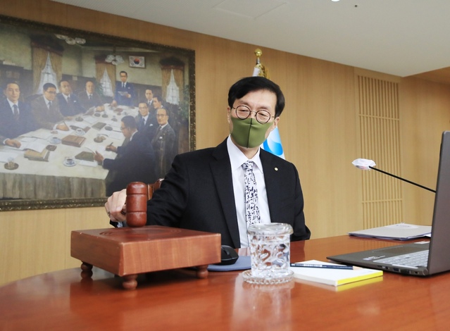 이창용 한국은행 총재가 24일 한은 금융통화위원회에 참석해 의사봉을 두드리고 있다.ⓒ한국은행