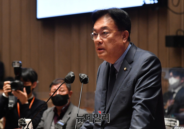 ▲ 정진석 국민의힘 비상대책위원장이 23일 국회에서 열린 의원총회에 참석해 모두발언을 하고 있다.ⓒ이종현 기자