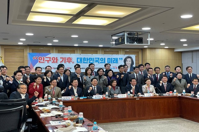 ▲ 국민의힘 의원들이 24일 김기현 의원이 주도하는 당내 공부모임 '혁신24 새로운 미래'(새미래)에 참석해 기념촬영 하고 있다.ⓒ김기현 의원 페이스북