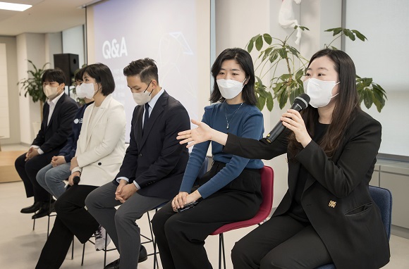 ▲ C랩 아웃사이드 4기 주요 스타트업들이 발표하는 모습.ⓒ삼성전자