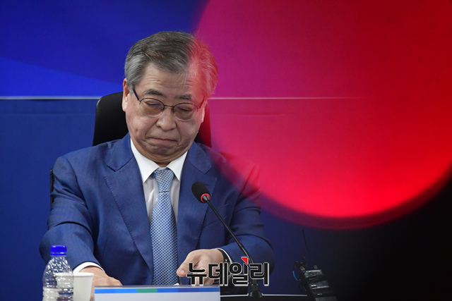 ▲ 서훈 전 국가안보실장이 지난달 27일 국회 의원회관에서 더불어민주당 주최로 열린 서해 공무원 피격 사건 및 흉악범죄자 추방 사건 관련 기자회견에서 입을 앙다물고 자료를 보고 있다. ⓒ이종현 기자