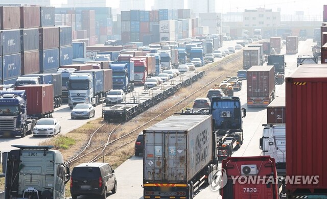 ▲ 경기의왕 ICD에 늘어선 화물차들.ⓒ연합뉴스