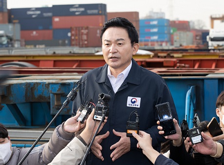 ▲ 화물연대가 집단운송거부에 나선 24일 원희룡 국토부 장관이 경기도 의왕시 내륙컨테이너기지(ICD)를 찾아 현장상황을 점검하며 파업 철회를 촉구하고 있다.ⓒ국토부