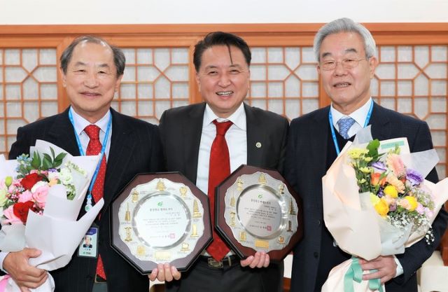 ▲ (왼쪽부터)이상철 강릉영동대 총장, 김영환 충북지사, 정창영 전 연세대 총장.ⓒ충북도