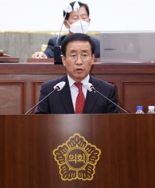 ▲ 김문근 단양군수가 24일 군의회 제313회 정례회에서 내년도 예산안 제출과 함께 시정연설을 하고 있다.ⓒ단양군
