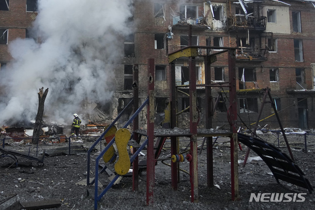▲ 23일(현지시간) 우크라이나 키이우 외곽 비슈호로드 마을에서 소방대원들이 러시아군의 포격 현장의 화재를 진압하고 있다. 우크라이나 당국은 러시아군의 미사일 공습으로 인프라 시설이 타격을 받고 정전과 단수 등 피해가 잇따랐다. ⓒ키이우=AP/뉴시스