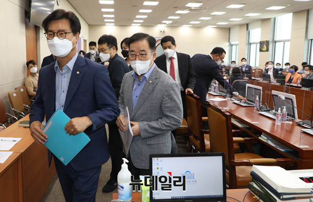 ▲ 국민의힘 소속 허은아 , 박성중 의원 등 과방위 의원들이 지난해 6월24일 국회에서 방송통신심의위원회 심의위원 추천의 건 법안에 반대하며 집단 퇴장을 하고 있다. (사진=공동취재단)ⓒ이종현 기자