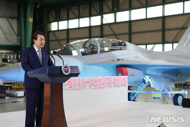 ▲ 윤석열 대통령이 24일 경남 사천 한국항공우주산업(KAI)에서 열린 2022 방산수출 전략회의에 참석해 발언하고 있다. ⓒ뉴시스