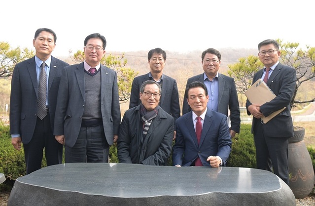 ▲ 백성현 논산시장(앞줄 두 번째)이 23일 이병호 한국농어촌공사 사장을 만나 탑정호 수변개발 사업에 대해 논의한 뒤 기념촬영을 하고 있다.ⓒ논산시