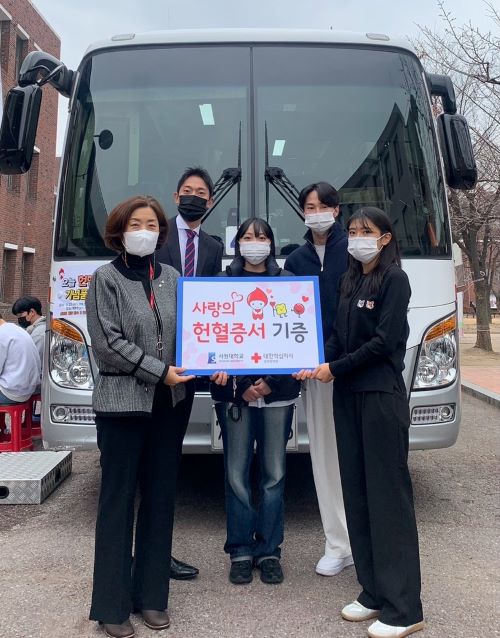 ▲ 서원대학교는 총학생회가 대한적십자사 충북혈액원에 헌혈증서 110매를 기부하고 포즈를 취하고 있다.ⓒ서원대