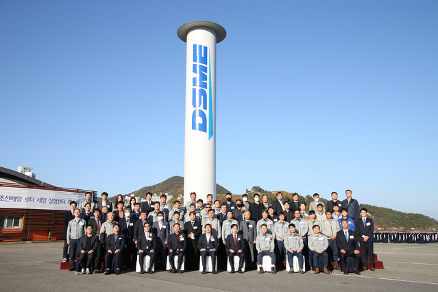 ▲ 24일 대우조선해양 옥포조선소에서 방재시험연구원, 거제시, 거제시의회, 대우조선해양 등 4개 기관 관계자들이 로터 세일 실험센터 개소식을 마친 뒤 기념촬영을 하고 있다. ⓒ대우조선해양