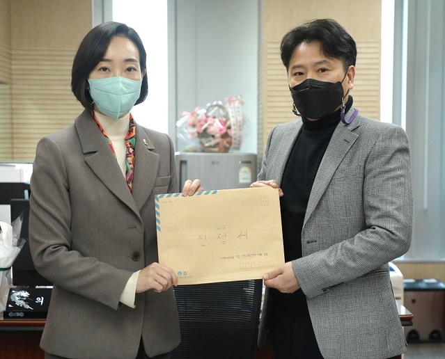 ▲ 24일 세종시 어반아트리움 P5 분양자 대표 등 9명이 김효숙 세종시의원실을 방문해 나성동 로봇사업 불공정 선정에 대해 진정서를 제출하고 있다.ⓒ세종시의회