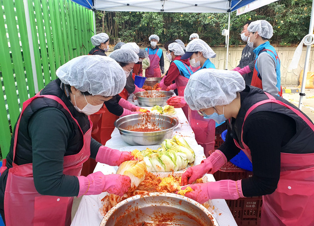 ▲ 진은 영진전문대 사회봉사단이 23일 대구 대불노인복지관에서 김장김치를 담그는 모습.ⓒ영진전문대