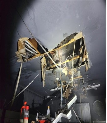 ▲ 24일 오후 8시 19분께 세종시 새롬동의 한 주상복합 건물 음식점에서 불이 나 소방대원들이 진화작업을 하고 있다.ⓒ세종소방본부