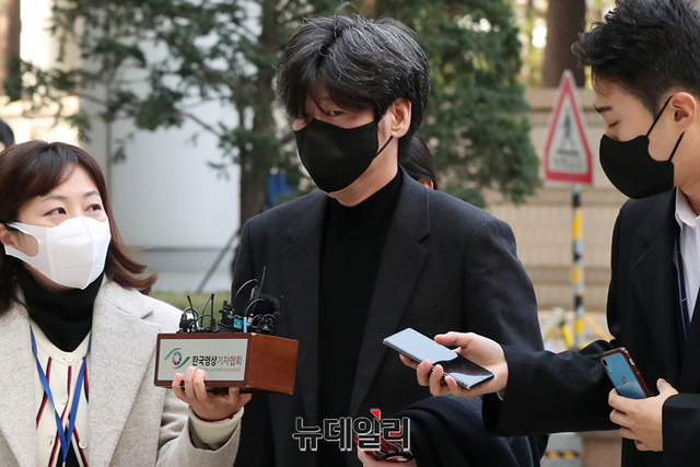 ▲ 남욱 변호사가 25일 오전 서울 서초구 중앙지법에서 열린 대장동 개발 사업 로비·특혜 의혹 관련 1심 속행 공판에 출석하고 있다. ⓒ정상윤 기자