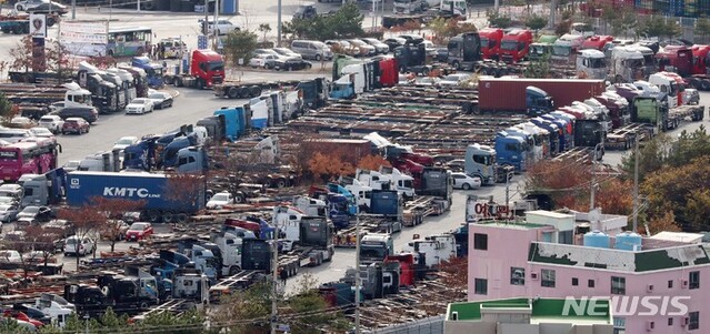 ▲ 민주노총 공공운수노조 화물연대본부 총파업 이틀째인 25일 부산 남구의 한 주차장에 운행을 멈춘 화물차가 줄지어 서 있다. 화물연대는 안전운임제 일몰제 폐지와 대상 품목 확대 등을 요구하며 총파업에 나섰다. ⓒ뉴시스