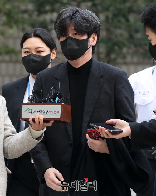 ▲ 남욱 변호사가 25일 오전 서울 서초구 중앙지법에서 열린 대장동 개발 사업 로비·특혜 의혹 관련 1심 속행 공판에 출석하고 있다. ⓒ정상윤 기자