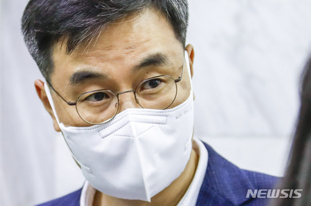 ▲ 사건 초동수사 부실 의혹을 받고 있는 전익수 공군본부 법무실장이 27일 오후 서울 서대문구 고 이예람 중사 사망 사건을 수사 중인 특검에 출석하며 취재진의 질문을 받고 있는 모습. ⓒ뉴시스