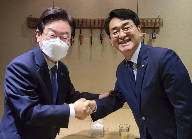 ▲ 이재명 더불어민주당 당댇표(왼쪽)와 박용진 민주당 의원. ⓒ뉴시스