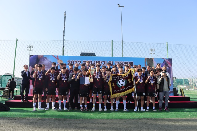 ▲ 축구 고등부 우승 포항장성고 단체사진.ⓒ포항시체육회