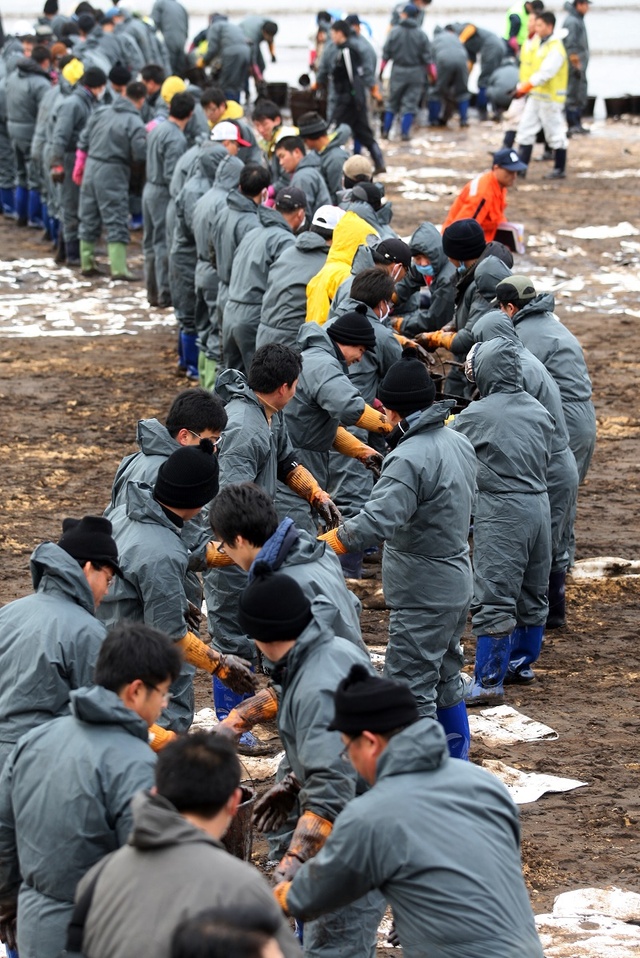 ▲ 태안 앞바다에서 기름유출사고가 발생하자 전국에서 찾아온 자원봉사자들이 바다를 살리기 위해 유출된 기름을 릴레이식으로 바다 밖으로 옮기고 있다. ⓒ충남도