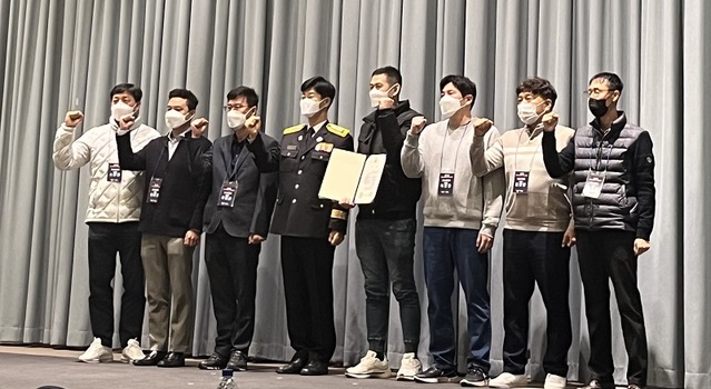 ▲ 전국 화재조사 학술대회에서 최우수상을 수상한 충남소방본부와 소방청 이중기 화재대응조사과장이 기념사진을 찍고 있다.ⓒ충남소방본부