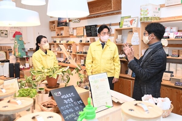 ▲ 대덕구의회 경제도시위원회는 지난 25일 에너지과학과 대상 행정사무감사의 일환으로 미호동에 위치한 '넷제로공판장'을 찾아 지역의 탄소중립 정책 실태를 점검했다.ⓒ대덕구의회