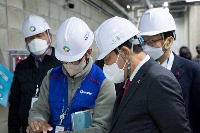 ▲ 최민호 세종시장이 지난 25일 조치원읍 제2복합커뮤니티센터를 찾아 다중이용시설 안전관리실태점검을 하고 있다.ⓒ세종시