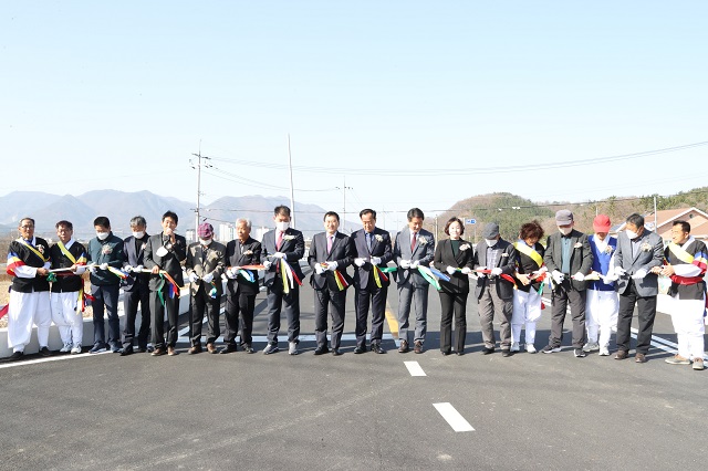 ▲ 경주시는 지난 26일 건천읍 대곡교 재가설 현장에서 주낙영 시장을 비롯한 이상기 건천이장협의회 단장, 지역구 시·도의원 및 주민 100여명이 참석한 가운데 ‘대곡교 개체공사 준공식’을 개최하고 있다.ⓒ경주시