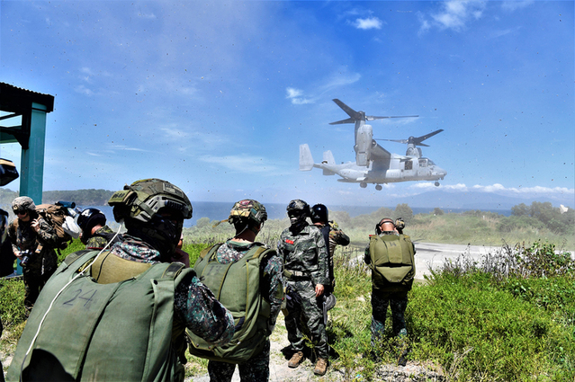 ▲ 2022 카만닥(KAMANDAG) 훈련에 참가한 한·미·필리핀 해병대 수색대 장병들이 지난달 8일 공중침투 훈련을 위해 MV-22(오스프리)탑승 준비를 하고 있다. (사진=해병대사령부 제공) ⓒ뉴시스