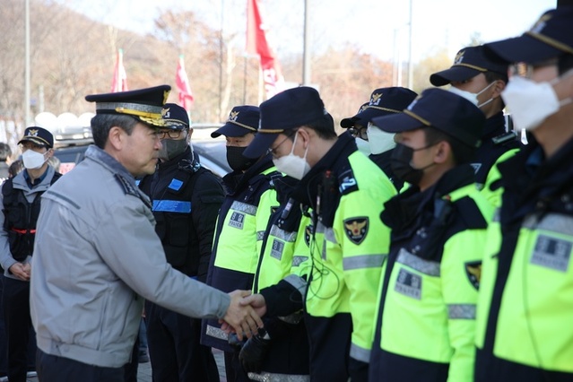 ▲ 윤희근 경찰청장이 27일 오전 경기 의왕ICD를 방문해 화물연대의 집단운송거부 상황을 점검 후 근무자들을 격려하고 있다. (사진=경찰청 제공). ⓒ뉴시스