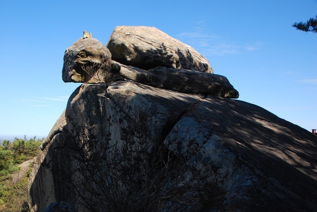 ▲ 거북바위는 커다란 바위 위에 놓인 바위 조각들의 조화로 이뤄진다.ⓒ진경수 山 애호가