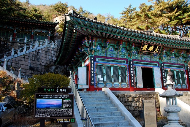 ▲ 등산객들에게 길을 내어준 용암사는 고즈넉한 절집 분위기가 물씬 풍긴다.ⓒ진경수 山 애호가