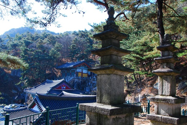 ▲ 동·서 삼층석탑이 여러 전각과 잘 어우러진 천년 고찰 용암사의 전경이다.ⓒ진경수 山 애호가