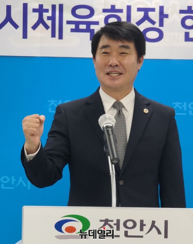 ▲ 한남교 충남 천안시체육회장이 28일 천안시청 브리핑실에서 민선2기 천안시체육회장 출마를 선언하며 파이팅을 외치고 있다.ⓒ김정원 기자